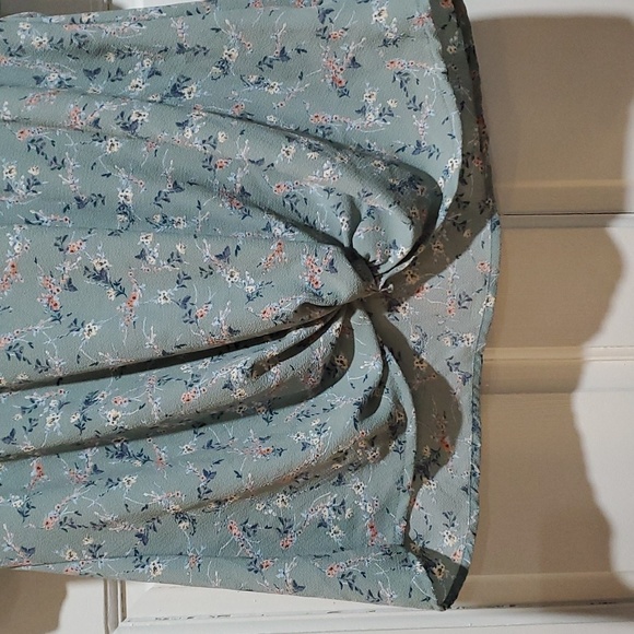 SO Green Floral Short Sleeved Top. EUC Size L - Picture 4 of 5